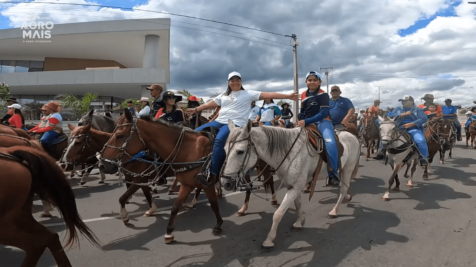 Cavaleiros marcham em cavalgada tradicional em Crateús, no sertão cearense