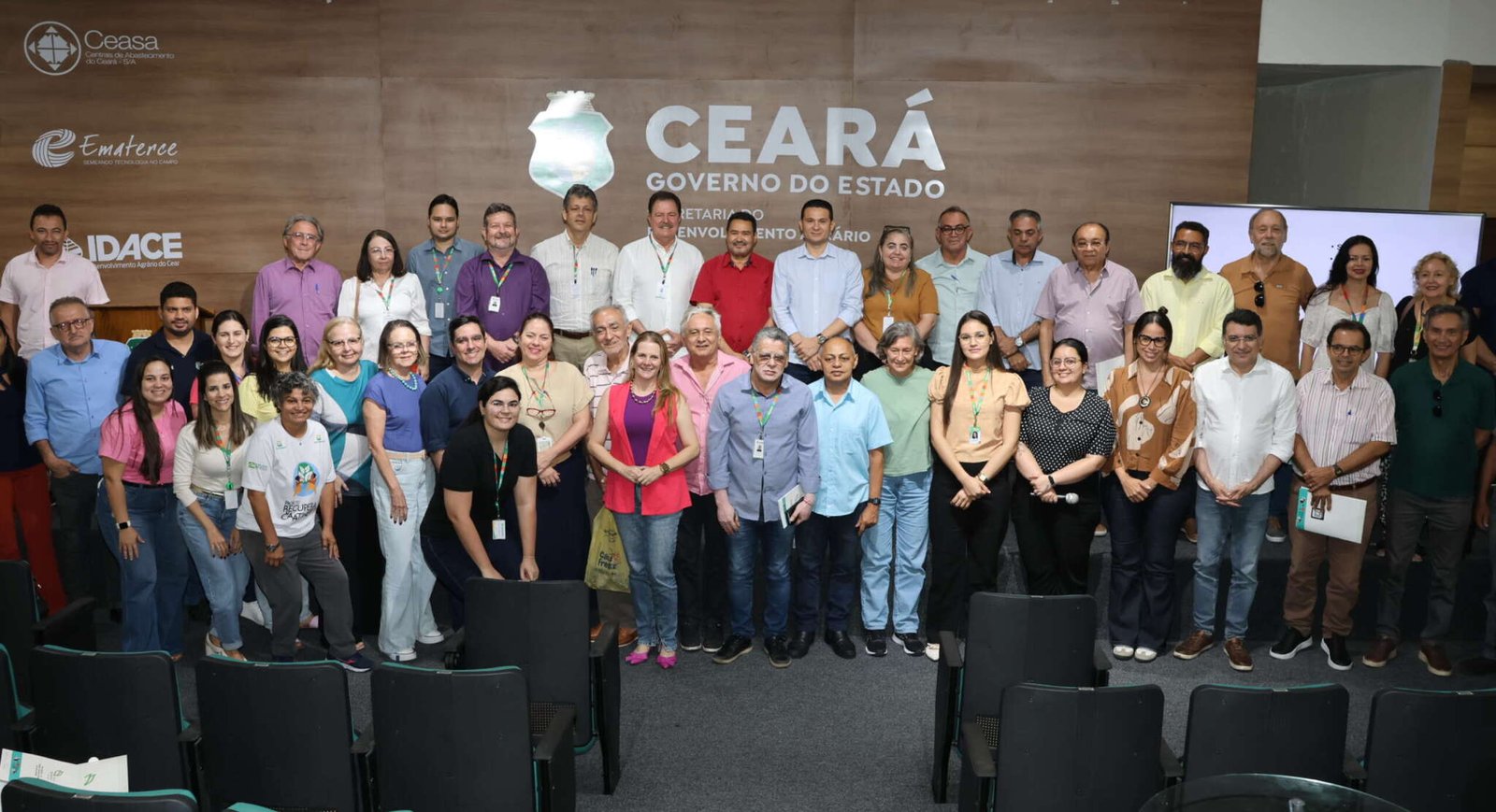 Técnicos da SDA e Adagri apresentando os modelos para certificação sanitária