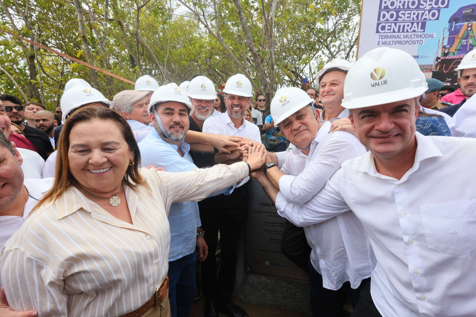 Máquinas operam na construção do novo porto seco em Quixeramobim