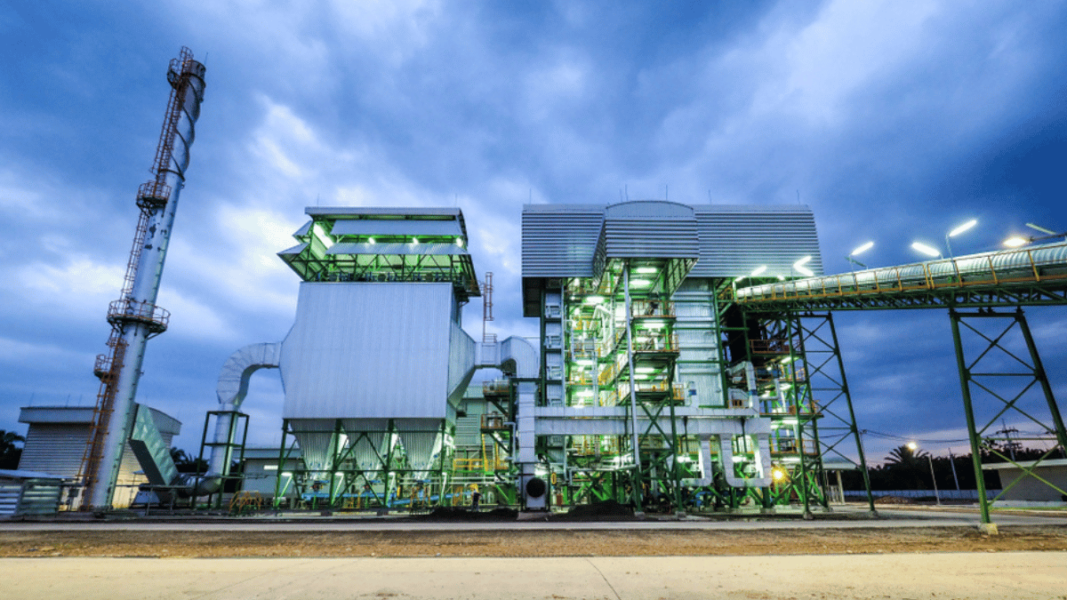 Usina de biomassa operando ao lado de uma plantação, ilustrando o uso de energia renovável no agro brasileiro