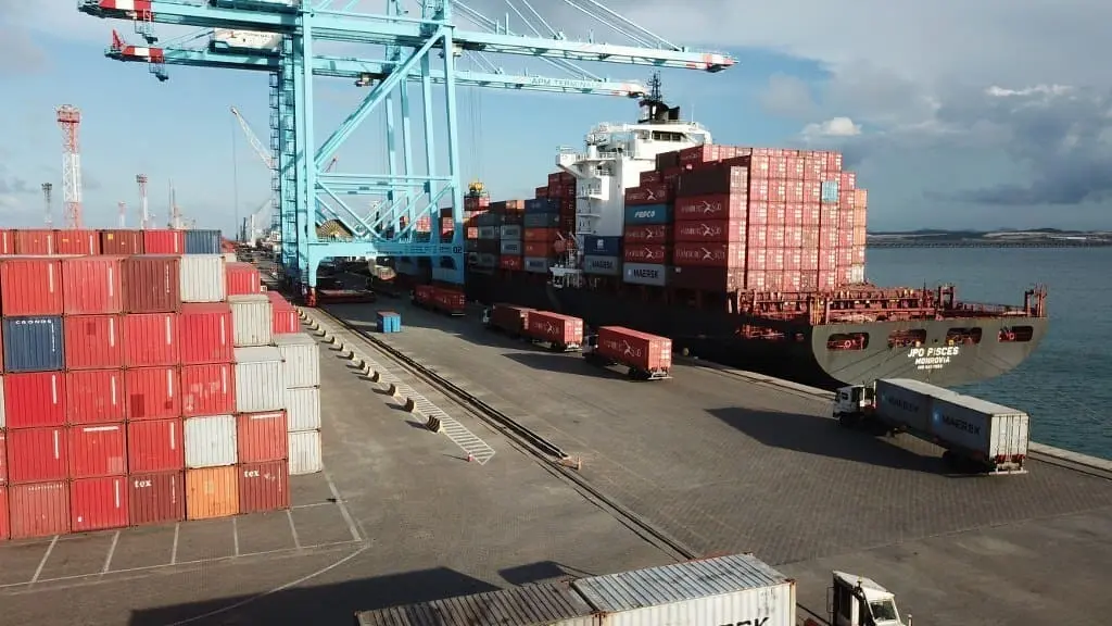 Contêineres de pescados, mel e frutas no Porto do Pecém, afetados pela taxação dos EUA