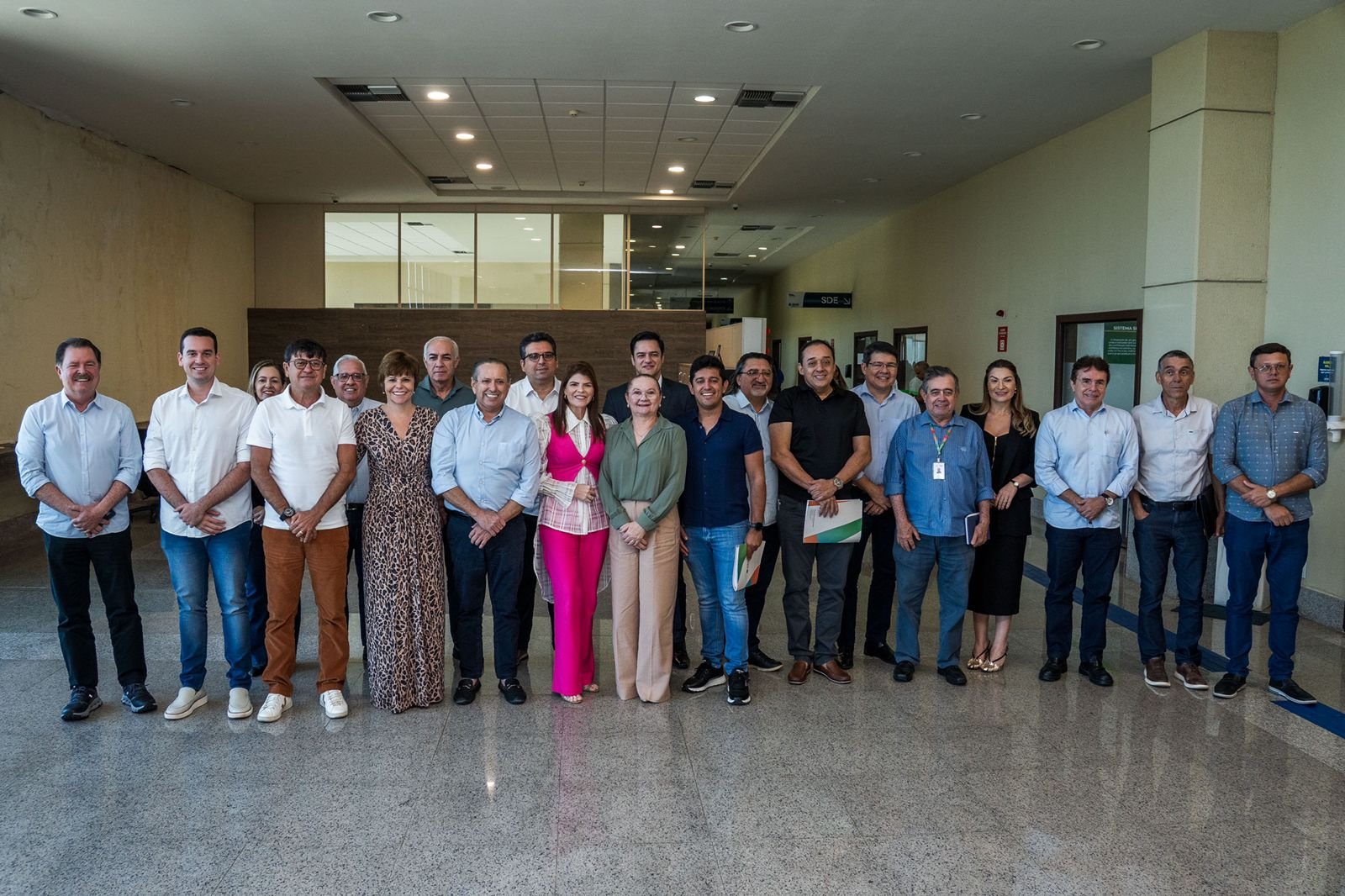Prefeitos e representantes da SDE no lançamento do consórcio