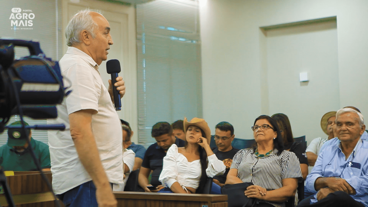 Produtores do Jaguaribe discutem a criação de cooperativa de leite no Ceará.