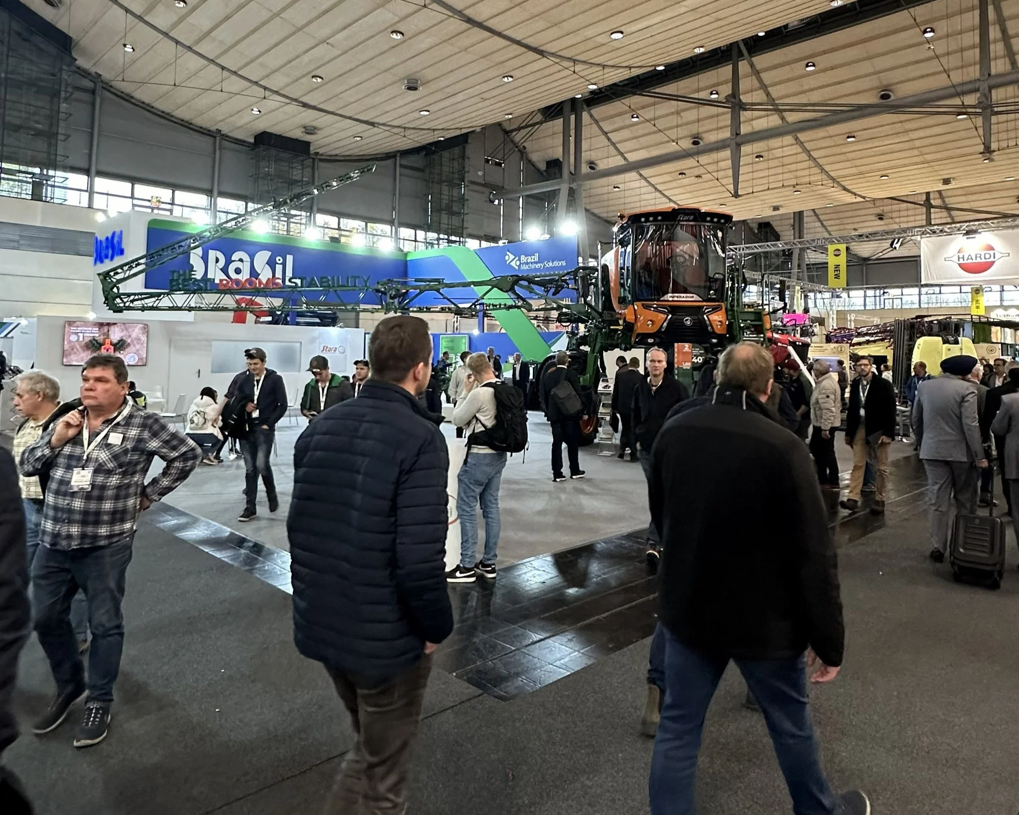 Pavilhão brasileiro na Agritechnica 2025 com empresas apresentando inovações em máquinas agrícolas