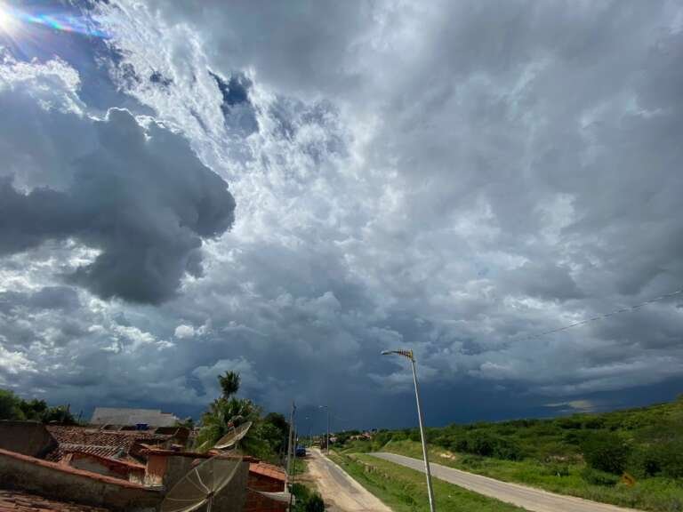 Formação de nuvens carregadas marca mudança no clima em região rural.