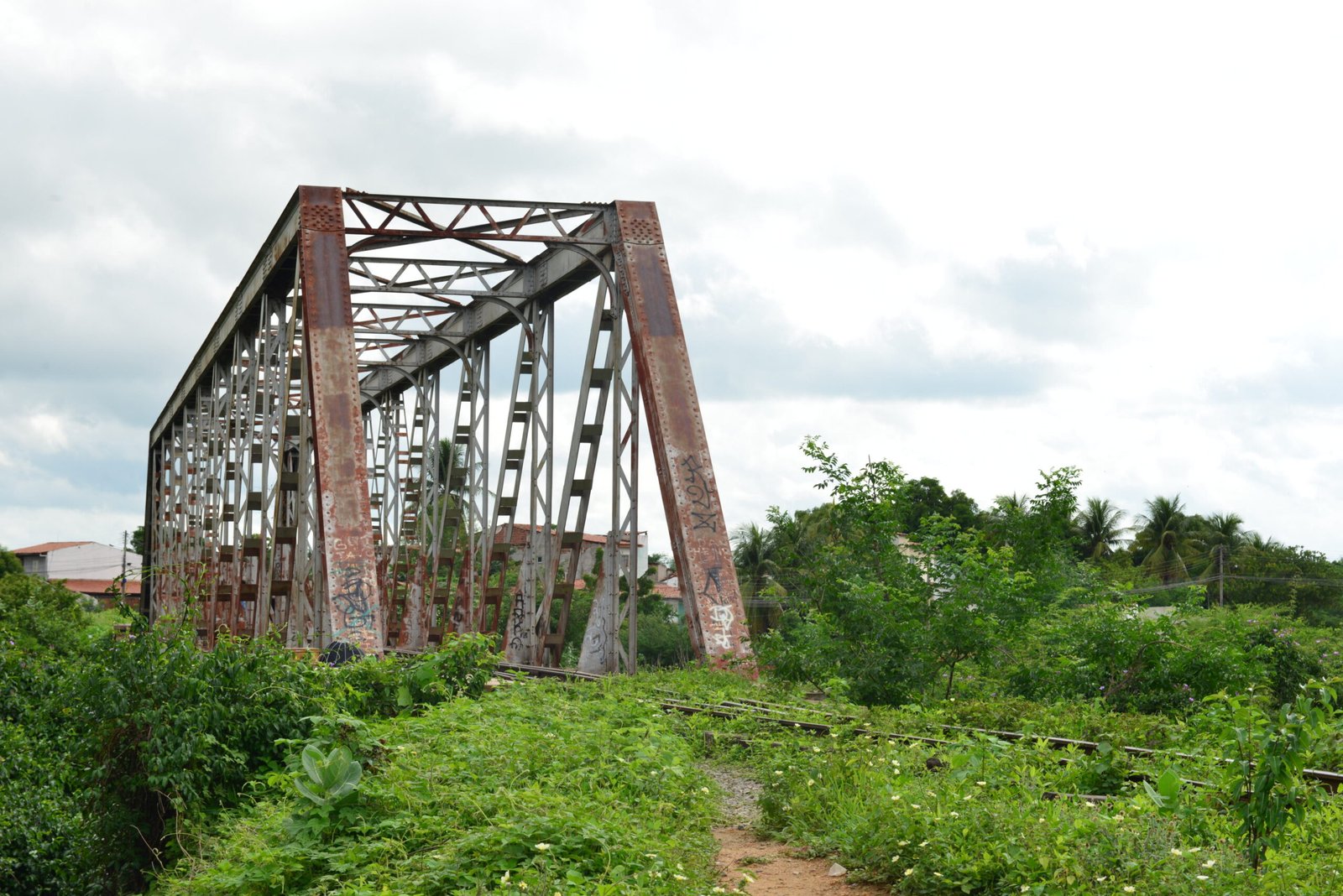 Ponte ferroviária antiga em Crateús, Ceará, cercada por vegetação