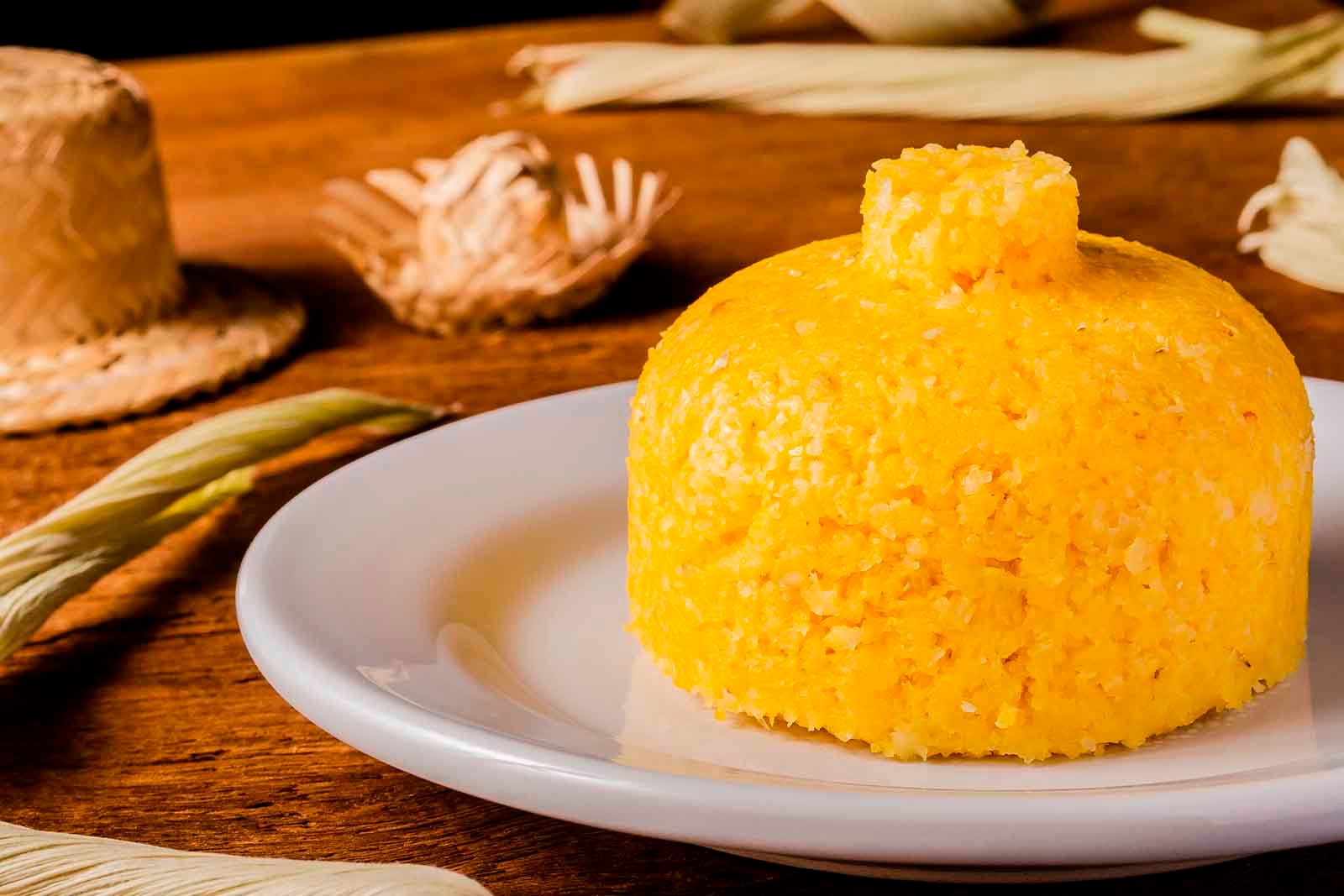 Lei estadual reconhece o cuscuz como patrimônio cultural imaterial do Ceará e cria data comemorativa.