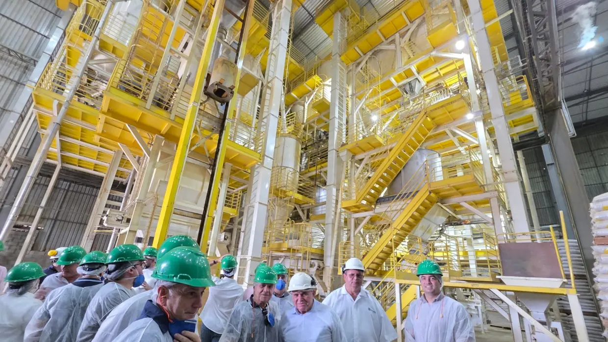 A unidade cearense da Samaria Rações, em Fortaleza, passou por ampla modernização e hoje produz 12 mil toneladas de ração por mês.