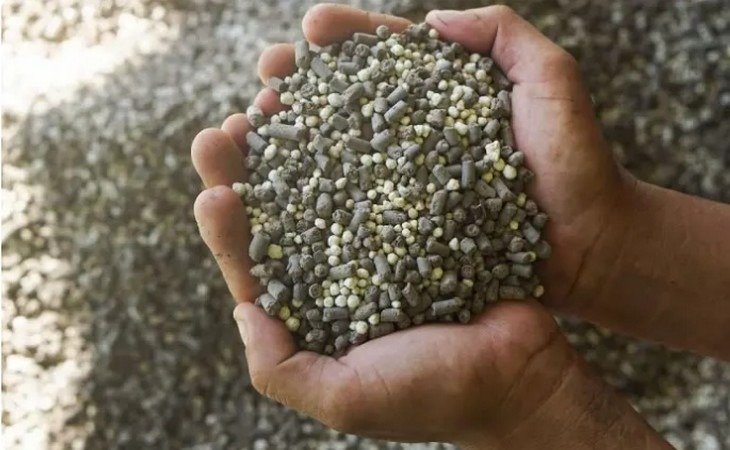 Brasil importa 85% dos fertilizantes consumidos, dependência que fragiliza o agronegócio diante de choques geopolíticos