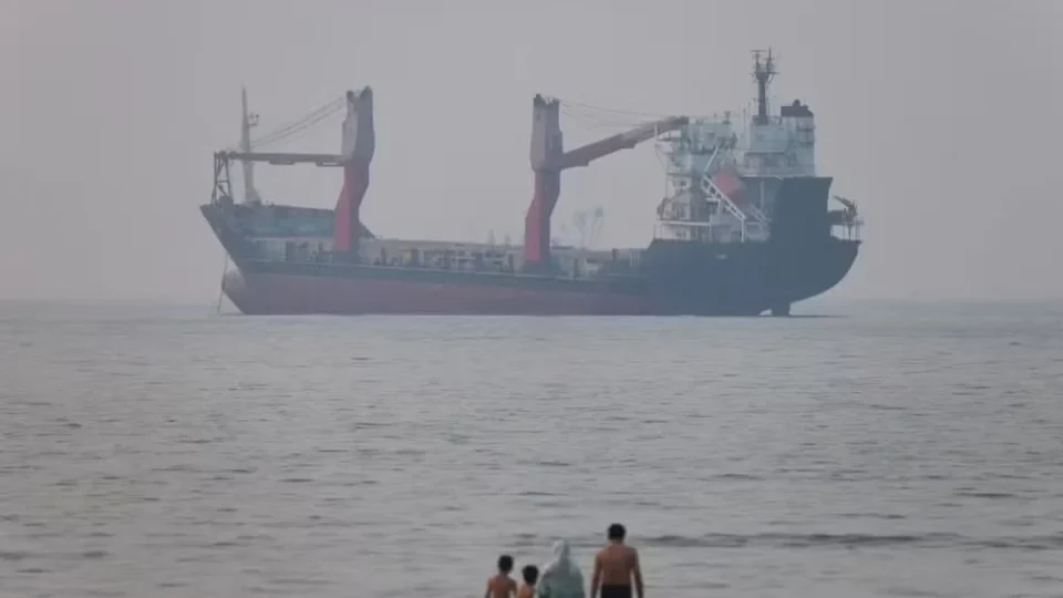 Guerra EUA-Irã no 9º dia: petroleiros explodem em Ormuz e Brent passa de US$ 90