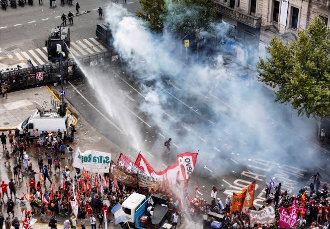 Greve argentina paralisa 45 navios — janela de prêmios para o Brasil
