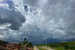 Formação de nuvens carregadas marca mudança no clima em região rural.