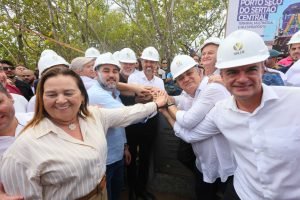 Máquinas operam na construção do novo porto seco em Quixeramobim