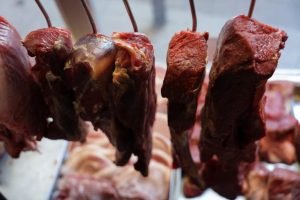 Pecuarista observa rebanho em pastagem, representando retração da produção de carne bovina em 2026