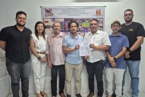 equipe de veterinários e estudantes da UECE prestando atendimento clínico durante a Expoece 2025