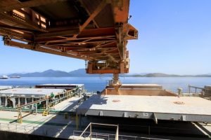Navio sendo carregado com grãos nos portos brasileiros em 2025