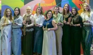 Lucivanda Fernandes Siqueira, vencedora do Prêmio Mulheres do Agro 2025, transforma rosas em sustentabilidade no Ceará.