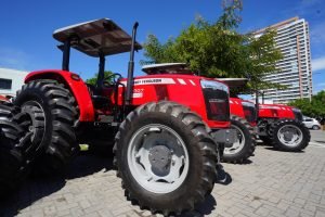 Entrega de tratores amplia a mecanização agrícola e fortalece a agricultura familiar em municípios do Ceará.