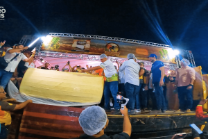 Exposição do maior queijo coalho do mundo na feira agropecuária de Jaguaribe