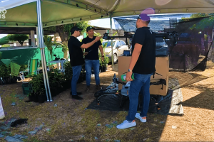 Drone pulverizando lavoura com precisão