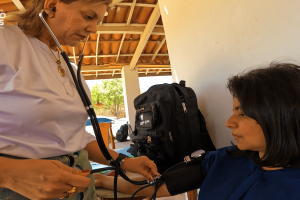 Enfermeiro realiza atendimento em propriedade rural pelo Programa Saúde no Campo