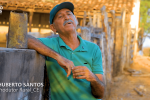Produtor rural cuidando de gado leiteiro em Crateús