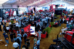 Drone agrícola DJI T50 aplicando fertilizantes com precisão