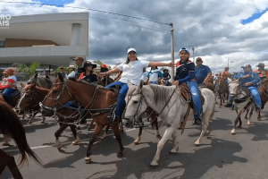 Cavaleiros marcham em cavalgada tradicional em Crateús, no sertão cearense