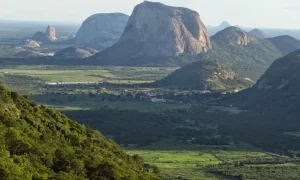 As imponentes formações rochosas do Geoparque Sertão Monumental, entre Quixadá e Quixeramobim