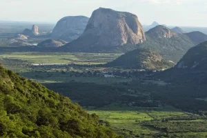 Vista das formações rochosas do Geoparque Sertão Monumental em Quixadá, Ceará