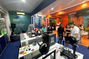 Foto do estande Conexão Sistema S na Expocrato 2025, com visitantes interagindo em experiências de inovação promovidas pelo Sebrae Ceará.