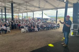 Vista aérea do Campo Experimental da Embrapa com tendas e visitantes na ExpoCariri 2025