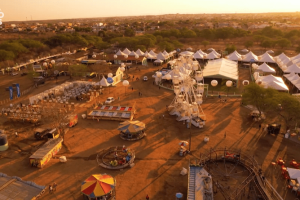 Veterinário avaliando animais em feira agropecuária no Nordeste do Brasil.