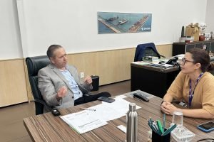 Secretário Domingos Filho e chefe da Embrapa, Ana Clara Cavalcante, discutem projeto de fortalecimento da ovinocultura.