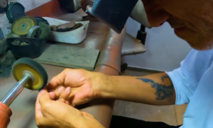 Artesão trabalhando em uma joia inspirada na cultura nordestina e nos elementos do sertão.