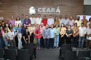 Técnicos da SDA e Adagri apresentando os modelos para certificação sanitária