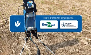 O SoloFlux é um permeâmetro digital automatizado que mede a condutividade da água no solo com precisão.