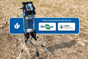 Equipamento SoloFlux realizando medições de condutividade no solo agrícola.