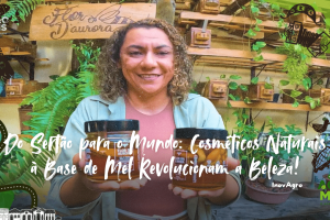 empreendedora rural mostra produtos naturais feitos com mel.