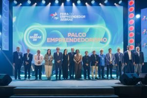 Autoridades do Governo do Ceará e Sebrae durante a abertura da Feira do Empreendedor e Siará Tech Summit 2025