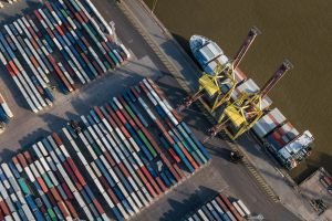 Navio carregado de contêineres com carnes e grãos simboliza o recorde das exportações do agronegócio brasileiro