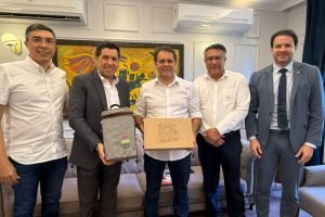 Braga Almeida e Evandro Leitão em reunião no Paço Municipal de Fortaleza discutindo a Expoece 2025