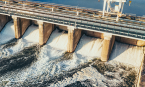 O Açude Arneiroz 2 atingiu 85% da capacidade e pode sangrar nos próximos dias.