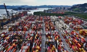 Contêineres no Porto de Santos representam o impacto do tarifaço nas exportações do Brasil