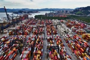 Contêineres no Porto de Santos ilustram exportações do Brasil