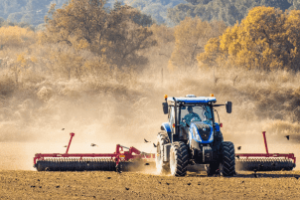 Estrutura de armazenagem agropecuária moderna sendo construída com apoio do BNDES.