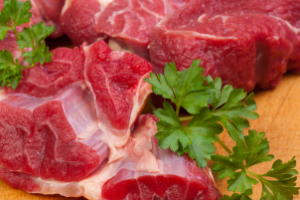Corte de carne bovina brasileira pronto para exportação.