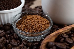Grãos de café solúvel representando o comércio internacional do Brasil