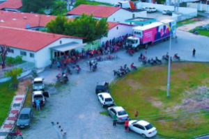 Unidade móvel da Carreta da Saúde realizando atendimentos em comunidades rurais do Ceará.