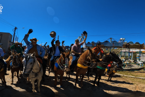 Vaqueiros e amazonas percorrem o sertão na Cavalgada dos Bastiões